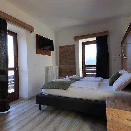 Hotel Alla Rocca Варена Екстериор снимка