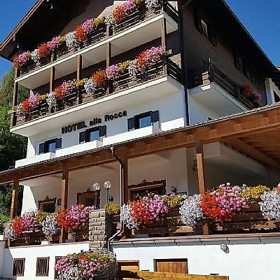 Hotel Alla Rocca Варена Екстериор снимка