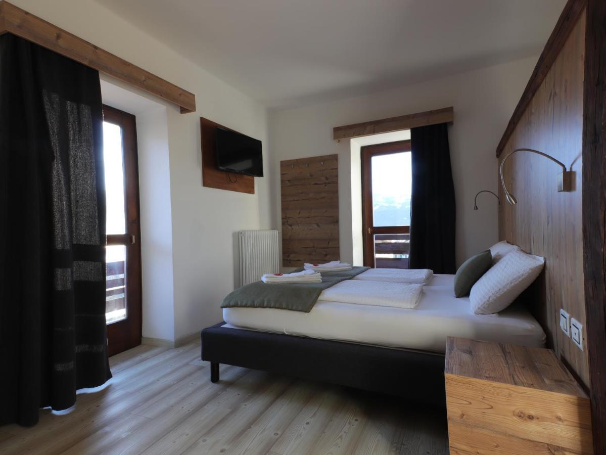 Hotel Alla Rocca Варена Екстериор снимка