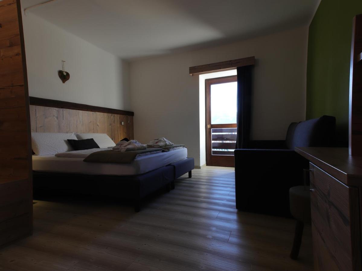 Hotel Alla Rocca Варена Екстериор снимка