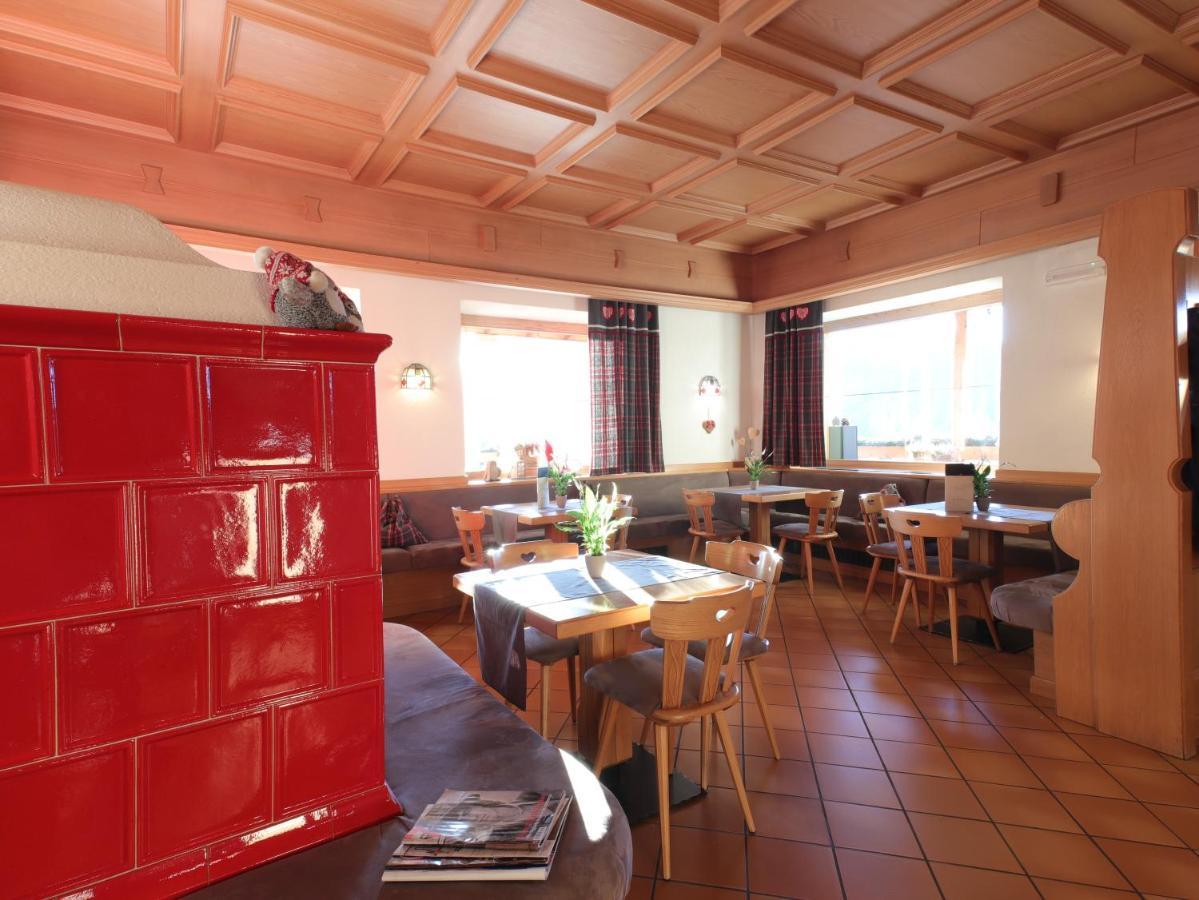 Hotel Alla Rocca Варена Екстериор снимка