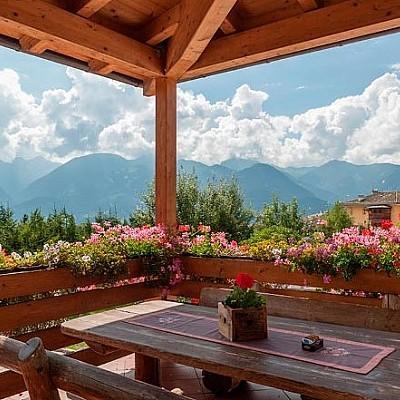 Hotel Alla Rocca Варена Екстериор снимка