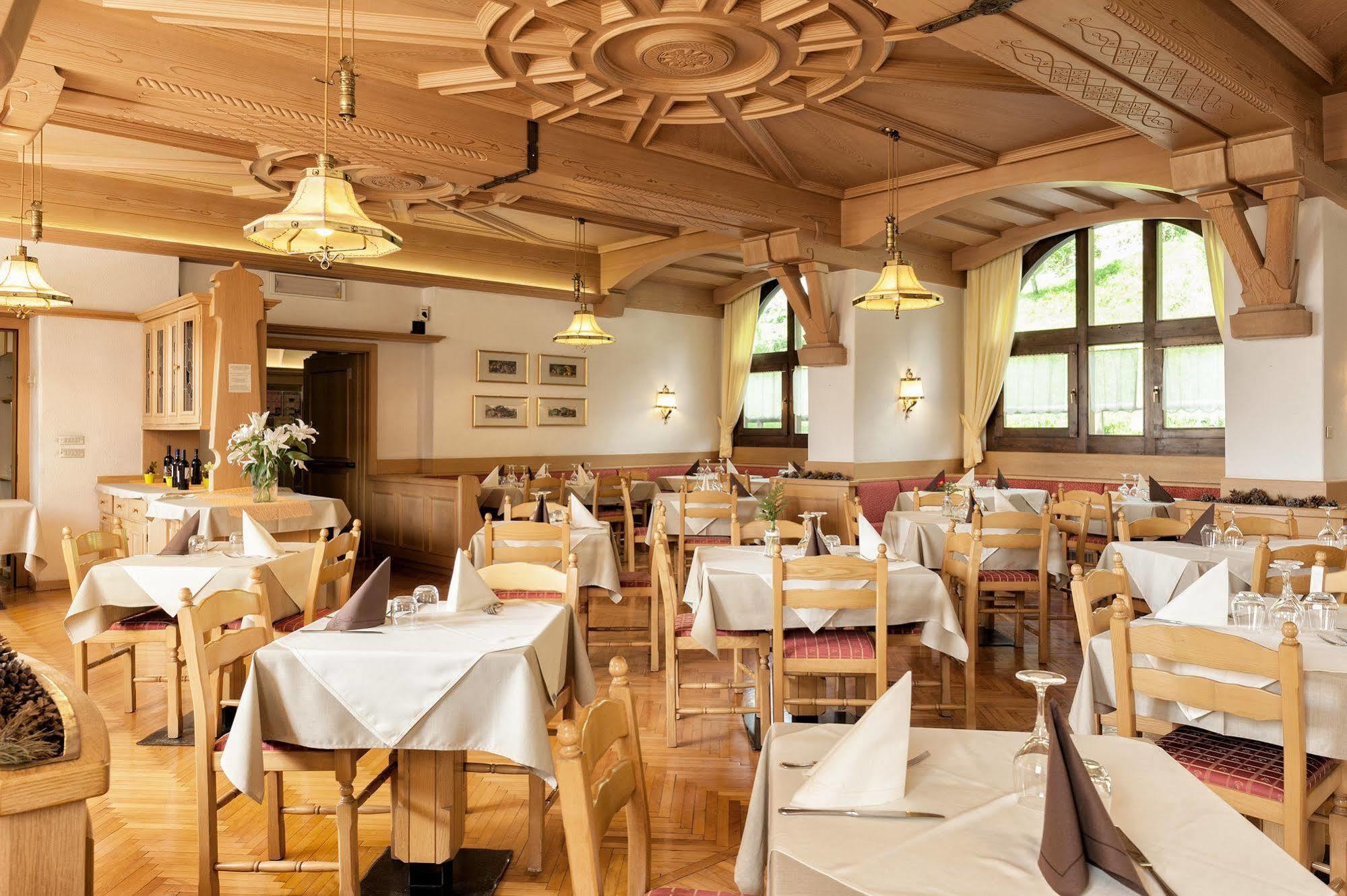 Hotel Alla Rocca Варена Екстериор снимка