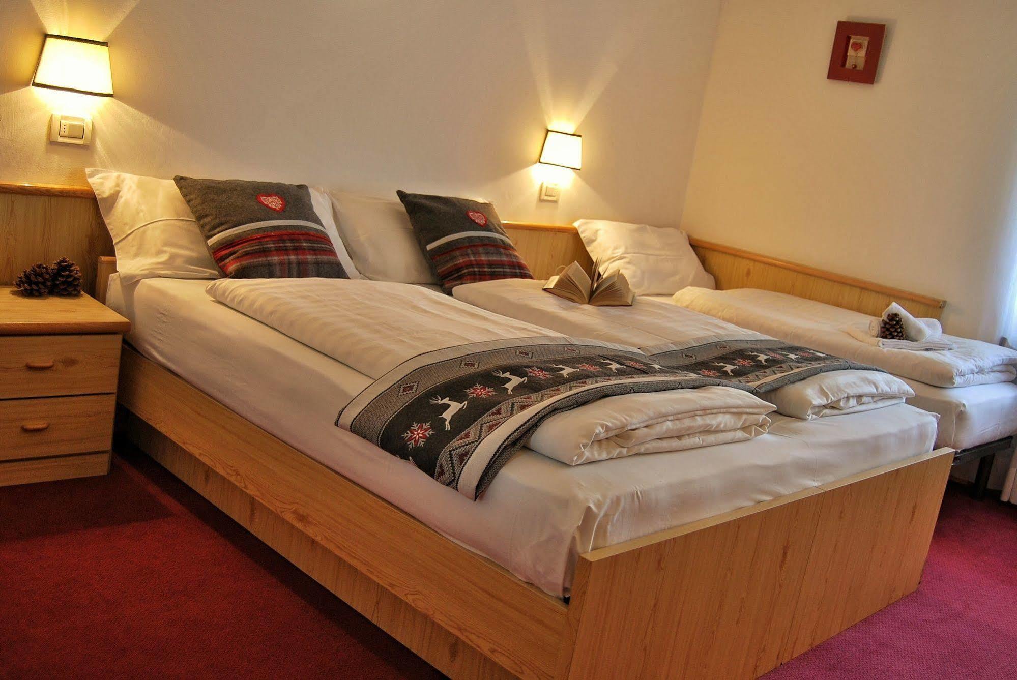 Hotel Alla Rocca Варена Екстериор снимка