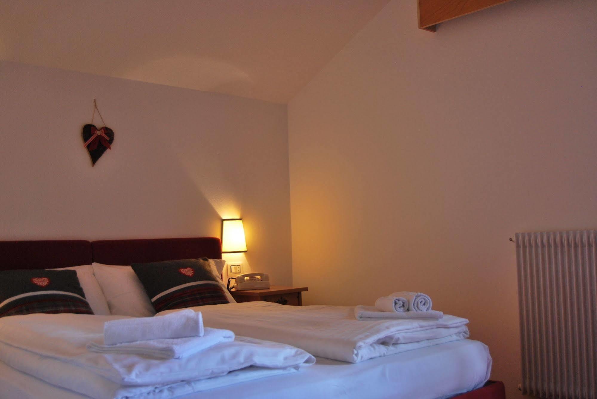 Hotel Alla Rocca Варена Екстериор снимка