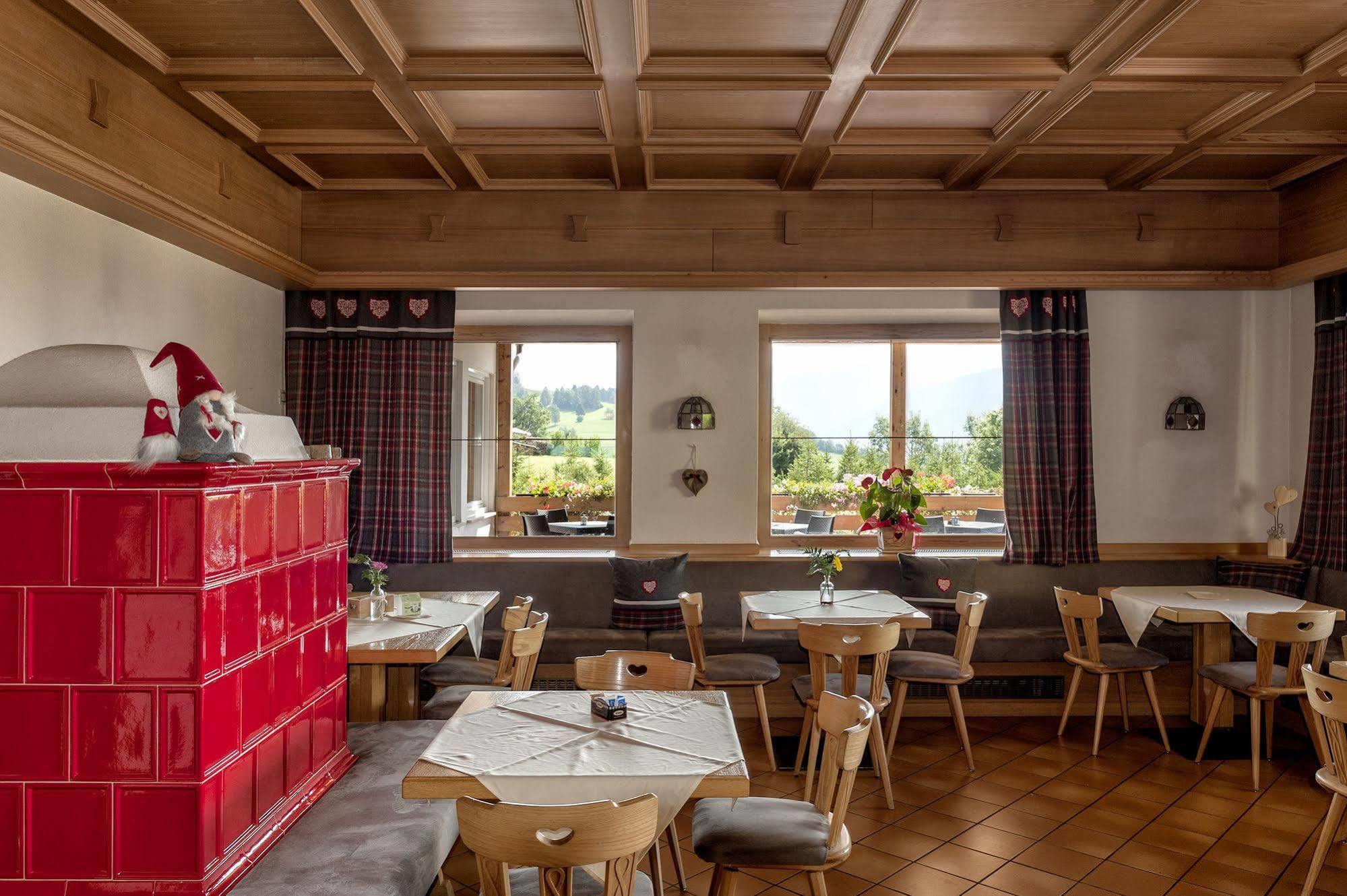 Hotel Alla Rocca Варена Екстериор снимка