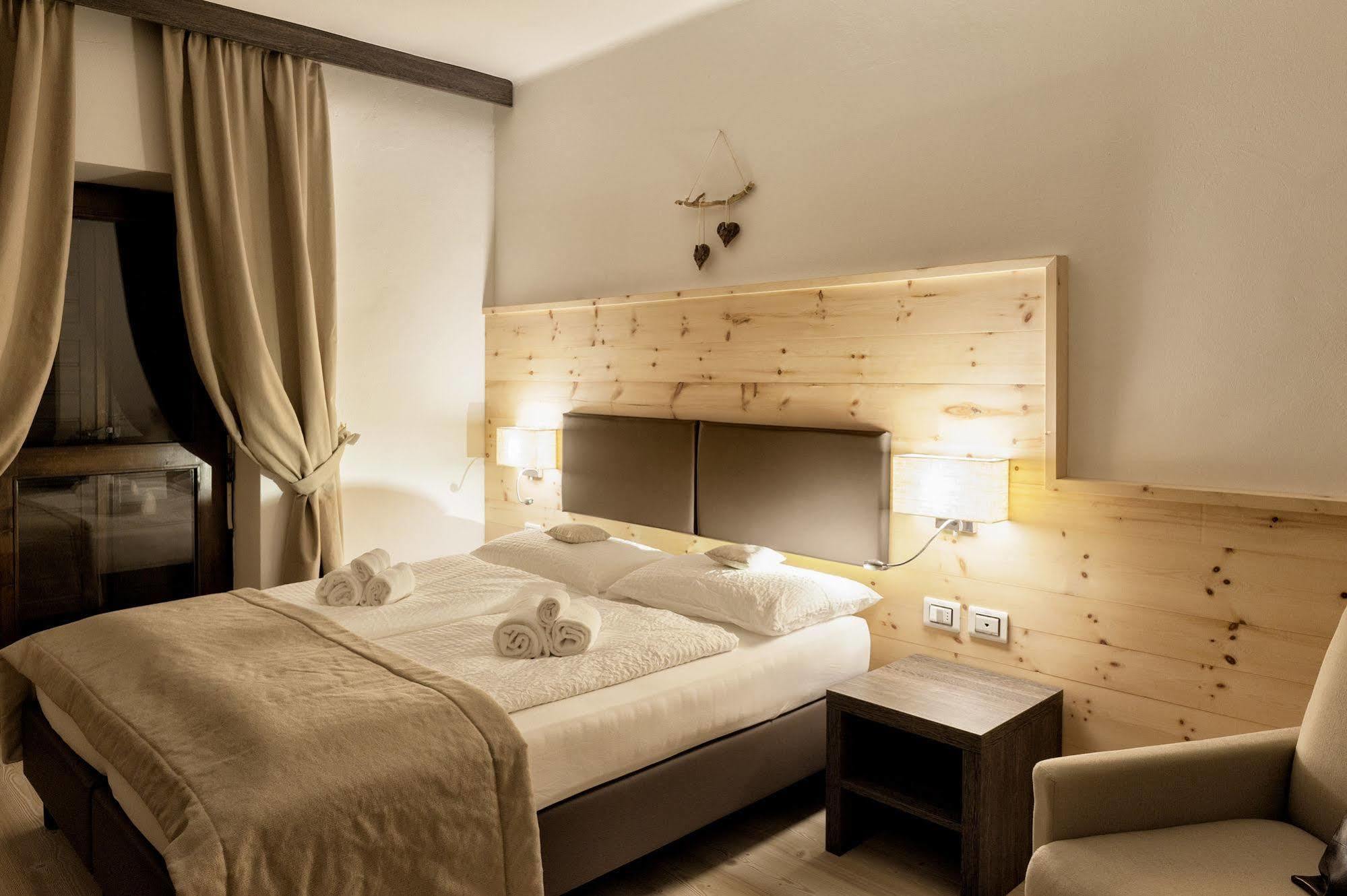 Hotel Alla Rocca Варена Екстериор снимка